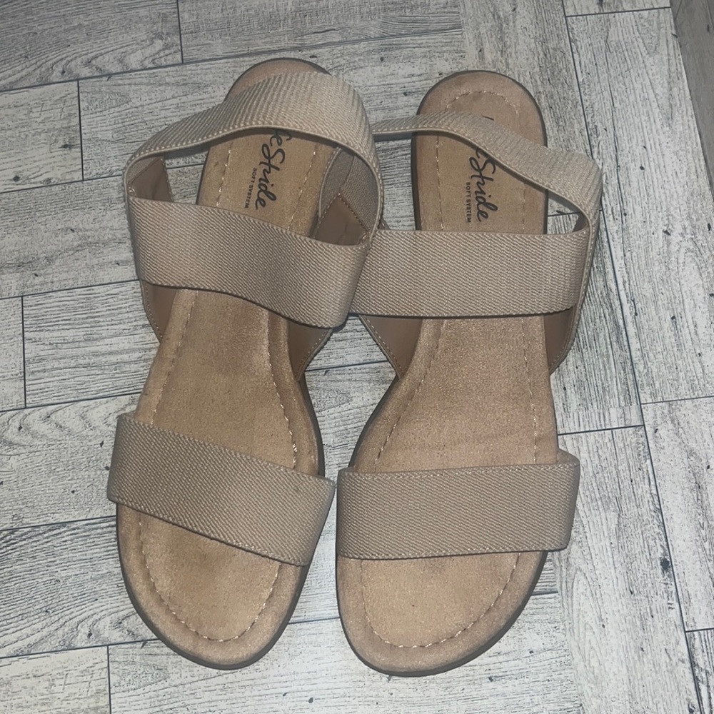 Lifestride womens strappy sandal 1.25 inch heel. Tan size 9.5 medium